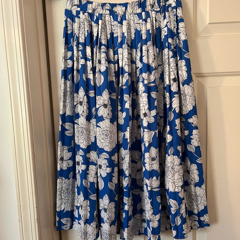 Banana Republic Pleated Floral Skirt XS Blue and White